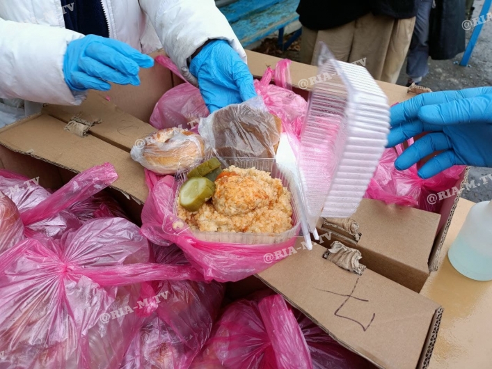 Чем в Мелитополе бездомных кормят 